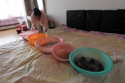 鹤壁楼上漏水，住户失联，小区没物管，业主维权难！律师来支招……
